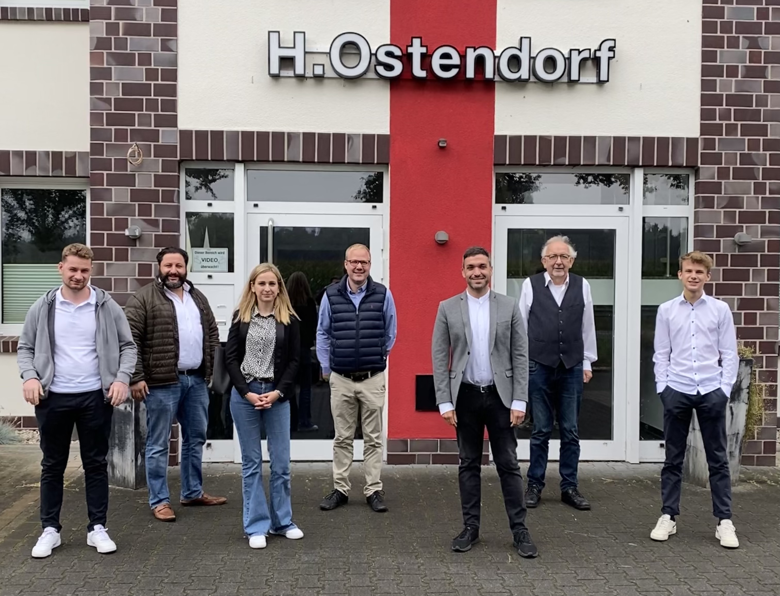 Gruppenbild der FDP Cloppenburg mit Konstantin Kuhle und Holger Ostendorf beim Besuch Gruppenbild der FDP Cloppenburg mit Konstantin Kuhle und Holger OstendorfGruppenbild der FDP Cloppenburg mit Konstantin Kuhle und Holger Ostendorf bei der  H. Ostendorf Gruppe