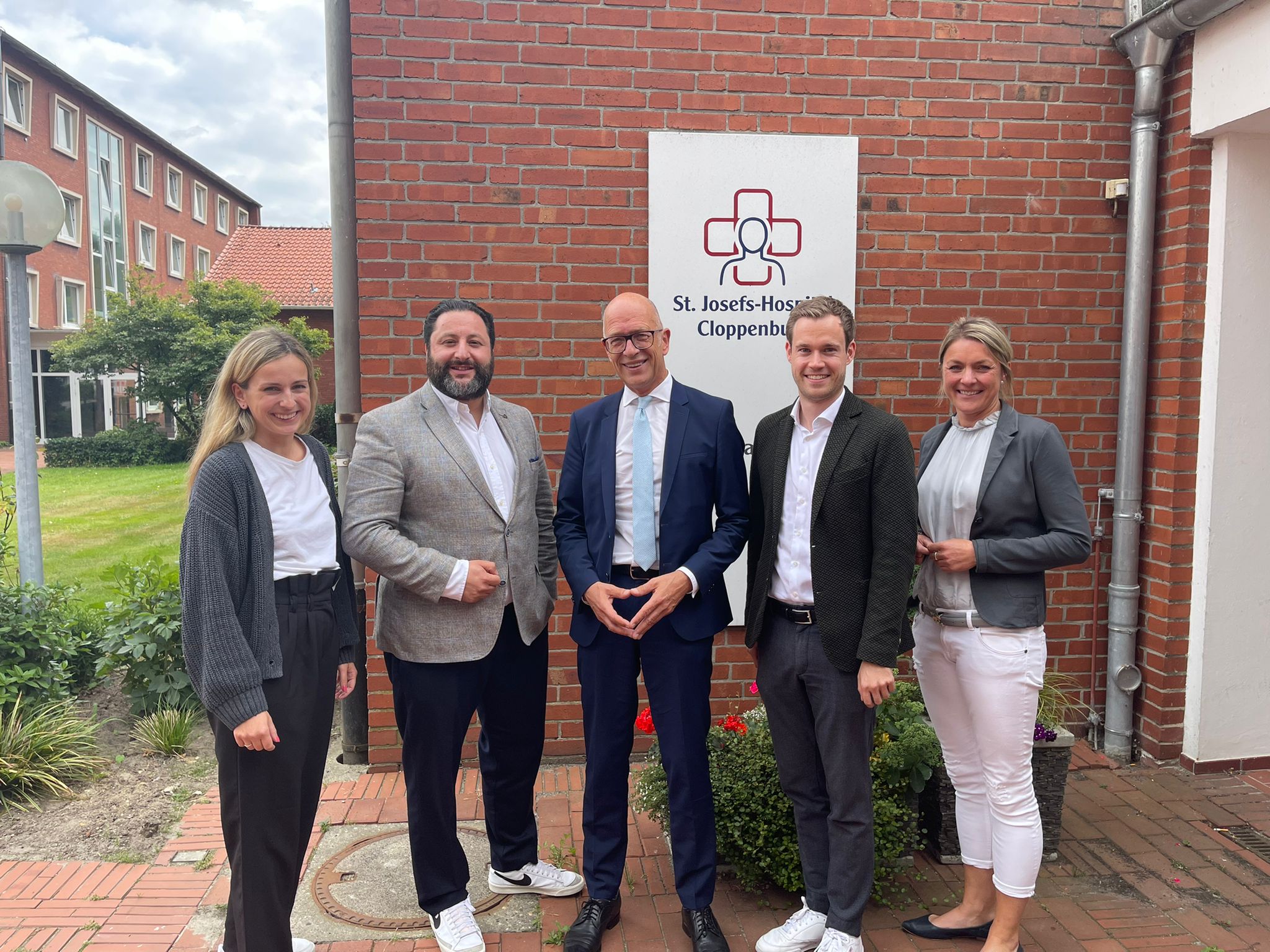 Carolin Abeln, Yilmaz Mutlu, Vorstandsvorsitzender der SES Ulrich Pelster , Lars Alt MdL und Imke Haake vor einem Eingang des Cloppenburger Krankenhauses