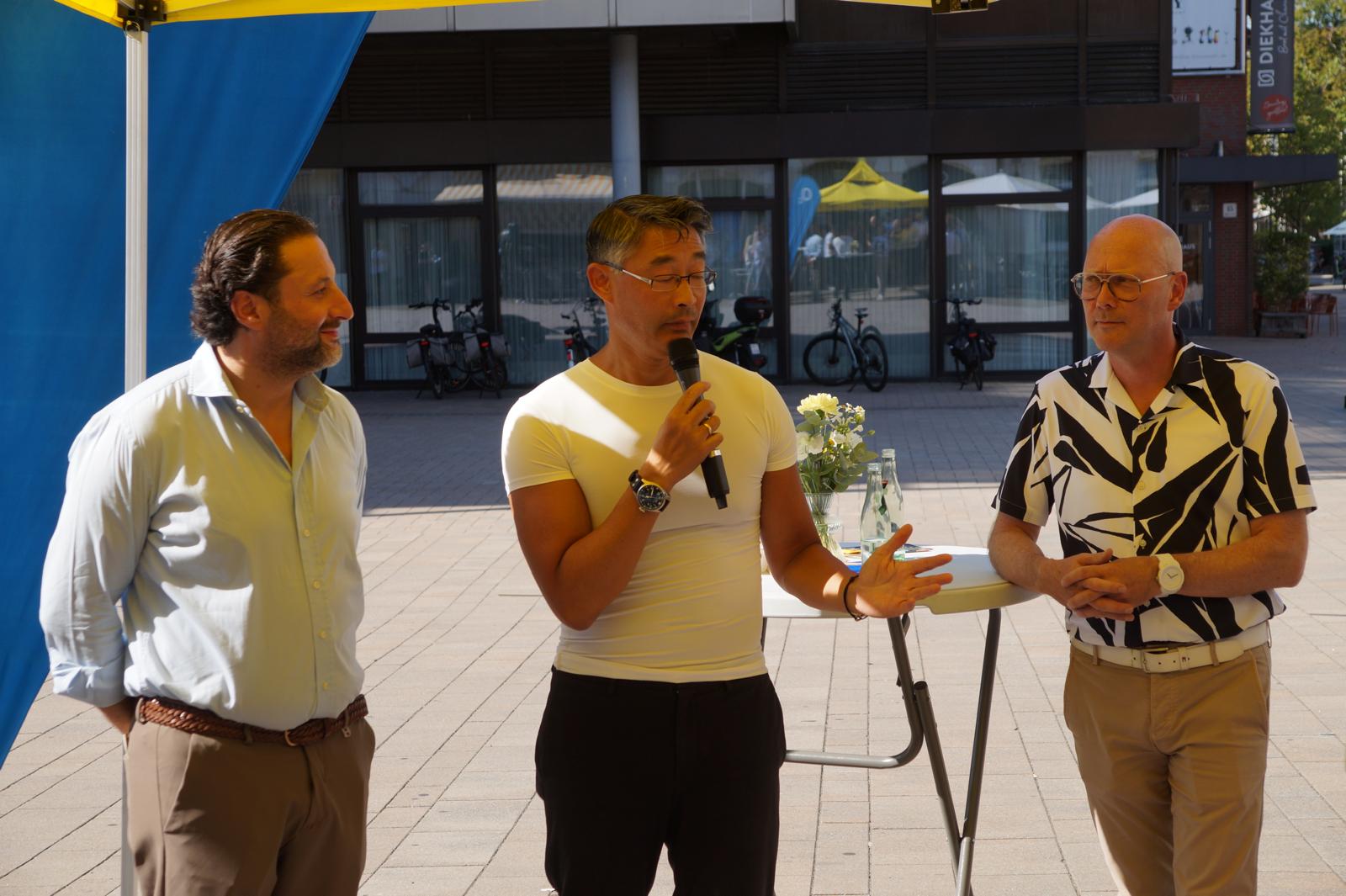 Dr. Philipp Rösler spricht bei der Eröffnung der FDP-Kreisgeschäftsstelle in Cloppenburg; neben ihm stehen Yilmaz Mutlu und ein weiterer Gast.