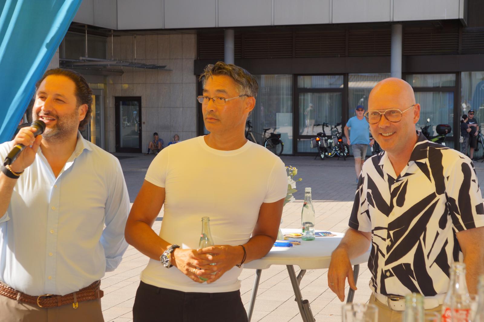 Yilmaz Mutlu begrüßt Dr. Philipp Rösler und Bürgermeister Neidhard Varnhorn bei der Eröffnung der FDP-Kreisgeschäftsstelle in Cloppenburg.