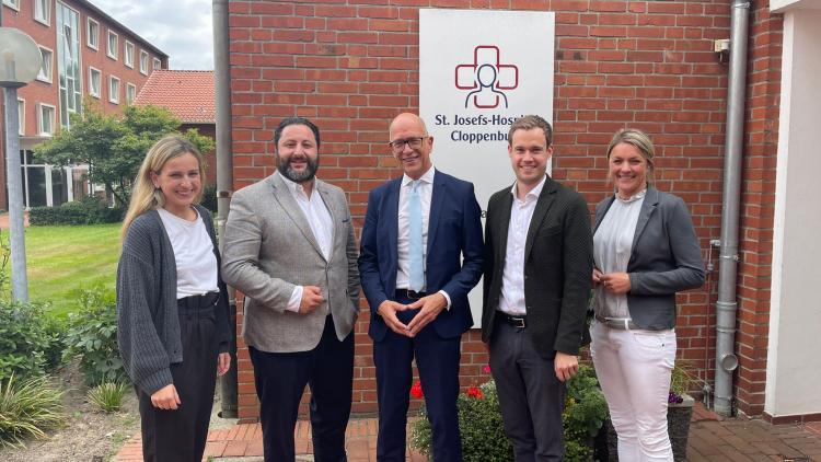 Carolin Abeln, Yilmaz Mutlu, Vorstandsvorsitzender der SES Ulrich Pelster , Lars Alt MdL und Imke Haake vor einem Eingang des Cloppenburger Krankenhauses